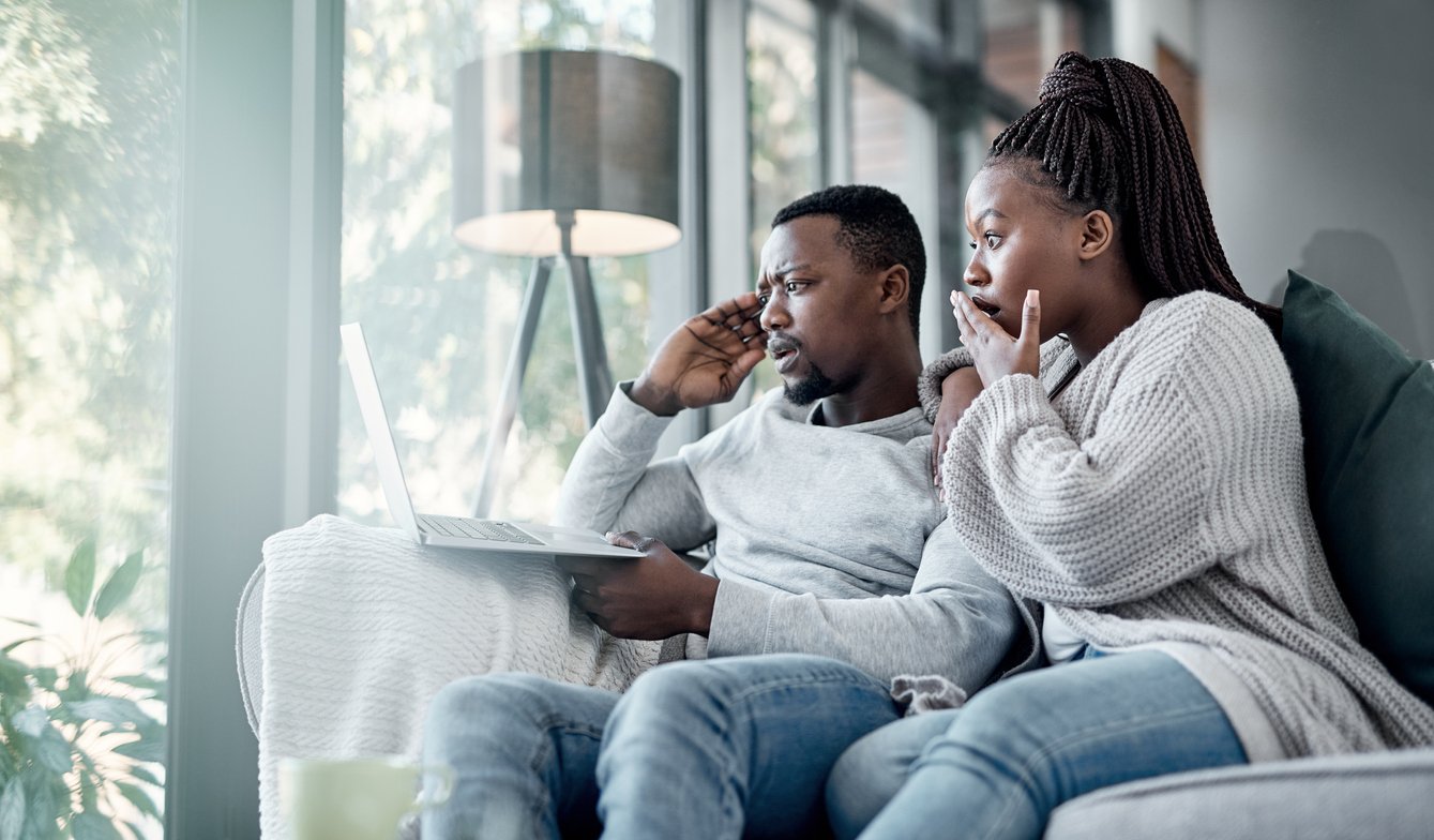 shocked-couple-reading-fake-news-online